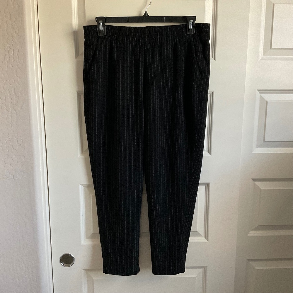 Abercrombie‎ & Fitch Pull On Cropped Black Pinstripe Pants - Size Large